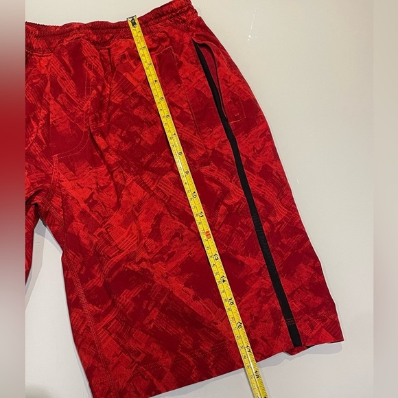 Men’s Lululemon Pace Breaker 9” Lined Red Patterned Shorts - Picture 11 of 14